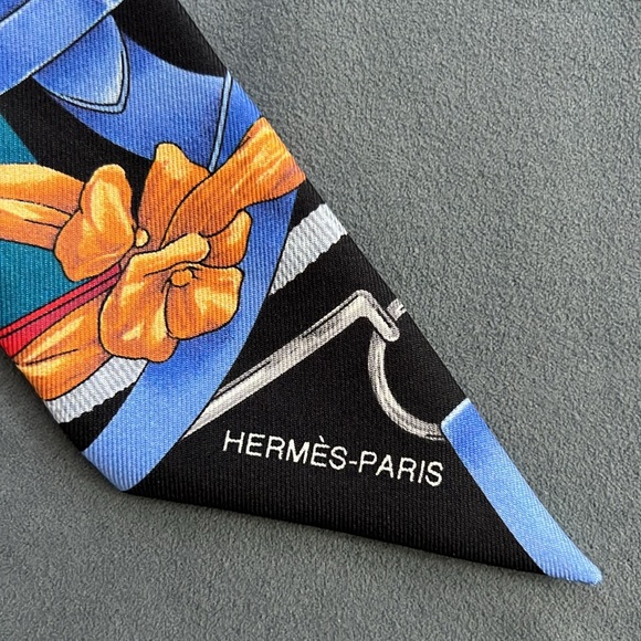 Hermes scarf 33x2”
Wore one time only, excellent condition - Picture 3 of 10